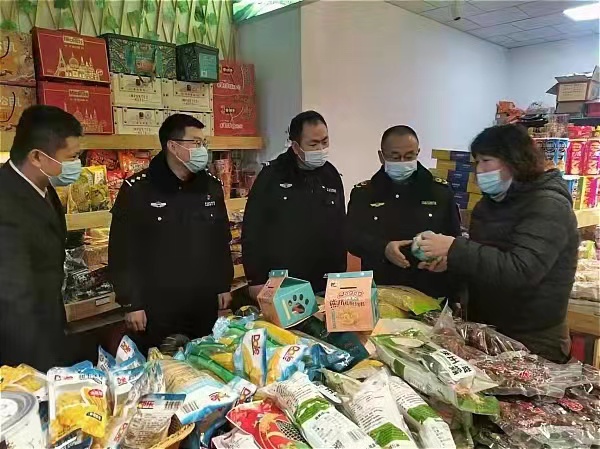 净市场迎新春 守护舌尖安全——乌拉特后旗公安局环食药侦大队开展节前食品安全专项检查